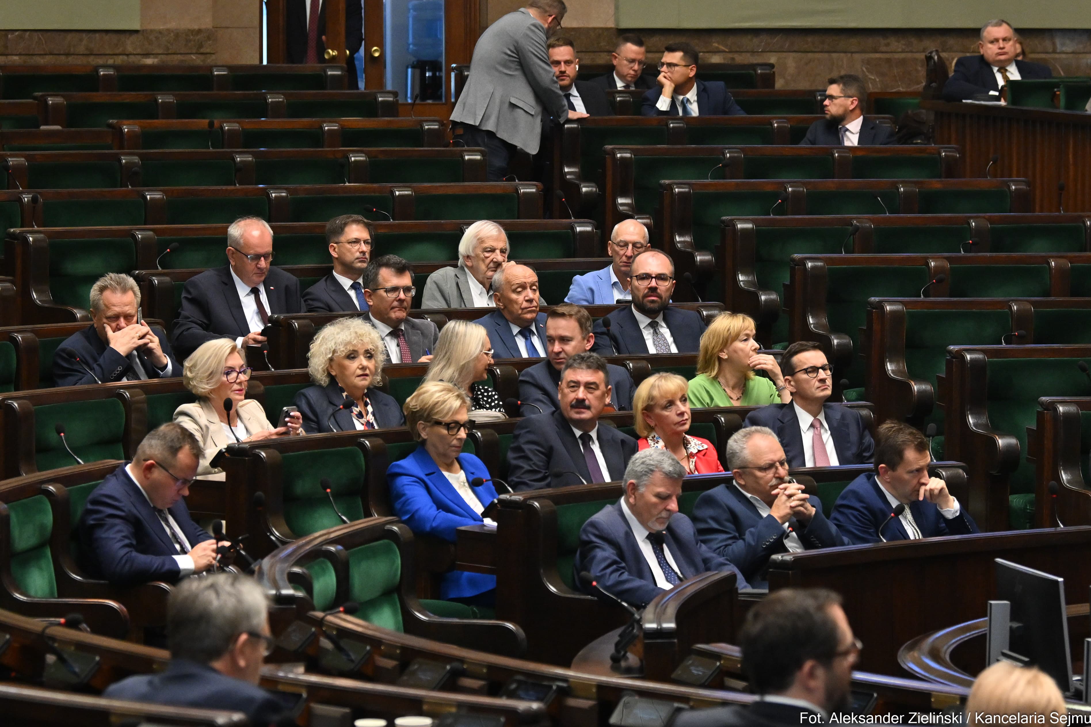 Tusk wygrywa sondaż, ale traci Sejm. Kluczem 21 mandatów
